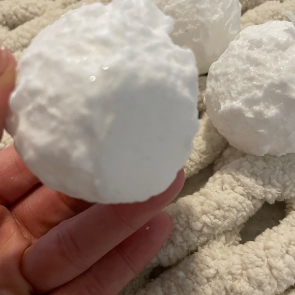 LOT OF 4 SMALL WINTER SNOWBALL SHAPED CANDLES NEW - Picture 5 of 9